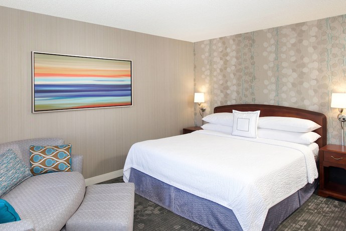 Imagen de la habitación del Hotel Courtyard by Marriott Oakland Airport. Foto 11