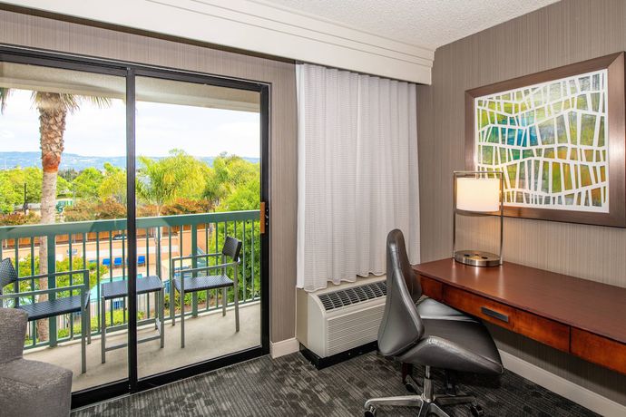 Imagen de la habitación del Hotel Courtyard by Marriott Oakland Airport. Foto 12