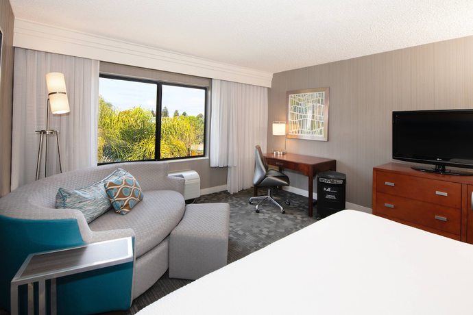 Imagen de la habitación del Hotel Courtyard by Marriott Oakland Airport. Foto 15