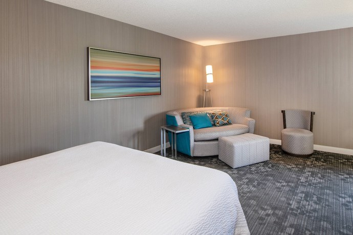 Imagen de la habitación del Hotel Courtyard by Marriott Oakland Airport. Foto 16