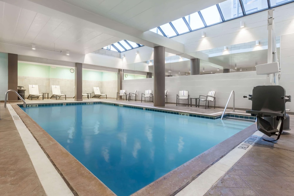Imagen de la piscina del Hotel Courtyard by Marriott Pittsburgh University Center. Foto 20