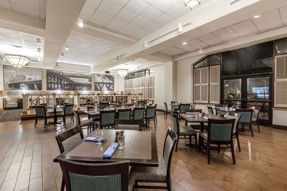 Imagen del bar/restaurante del Hotel Courtyard by Marriott Pittsburgh University Center. Foto 3