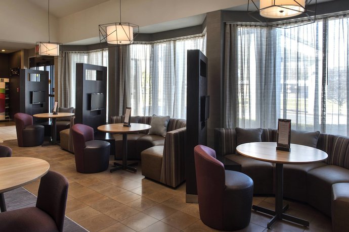 Imagen del bar/restaurante del Hotel Courtyard by Marriott Poughkeepsie. Foto 2