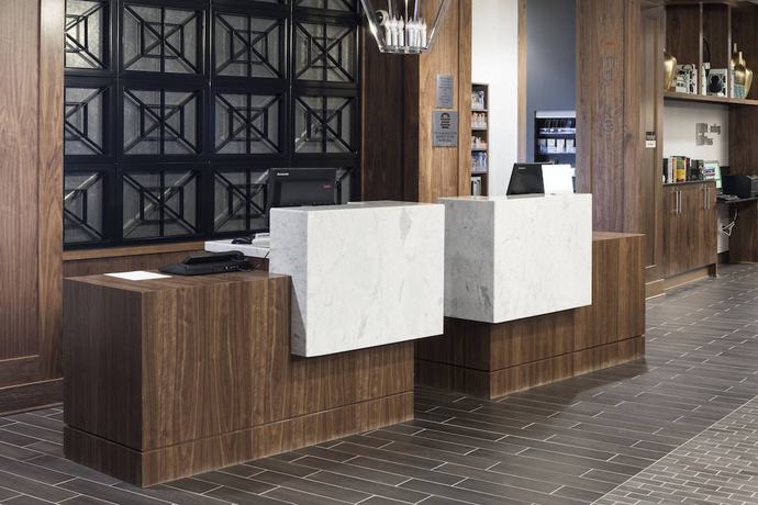 Imagen de los interiores del Hotel Courtyard by Marriott Richmond Downtown. Foto 20