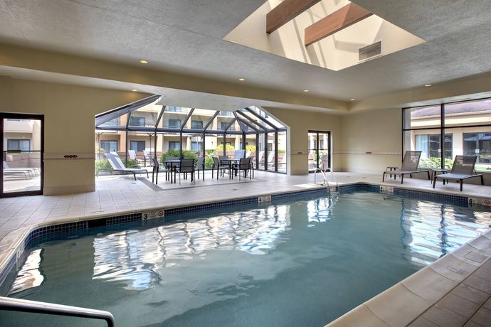 Imagen de la piscina del Hotel Courtyard by Marriott Rye. Foto 15