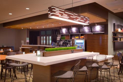 Imagen del bar/restaurante del Hotel Courtyard by Marriott Salt Lake City Downtown. Foto 5