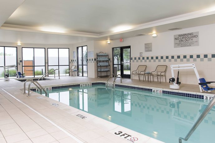 Imagen de la piscina del Hotel Courtyard by Marriott San Antonio North/Stone Oak at Legacy. Foto 10