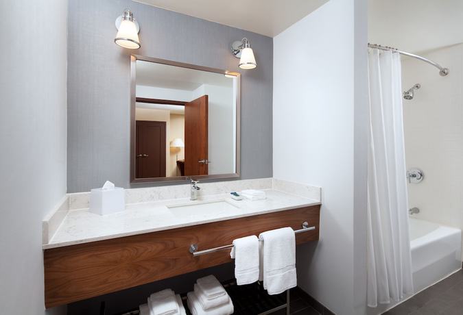 Imagen de la habitación del Hotel Courtyard by Marriott San Jose Airport. Foto 10