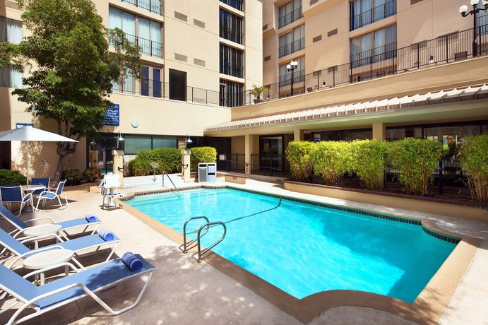 Imagen de la piscina del Hotel Courtyard by Marriott San Jose Airport. Foto 20