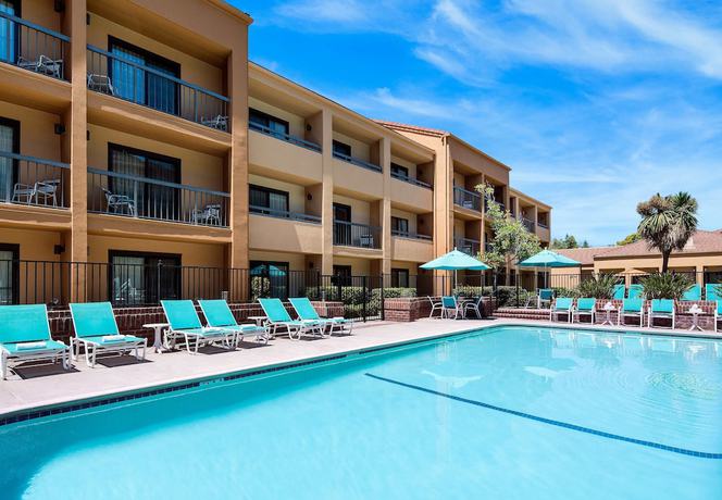 Imagen de la piscina del Hotel Courtyard by Marriott San Jose Cupertino. Foto 20