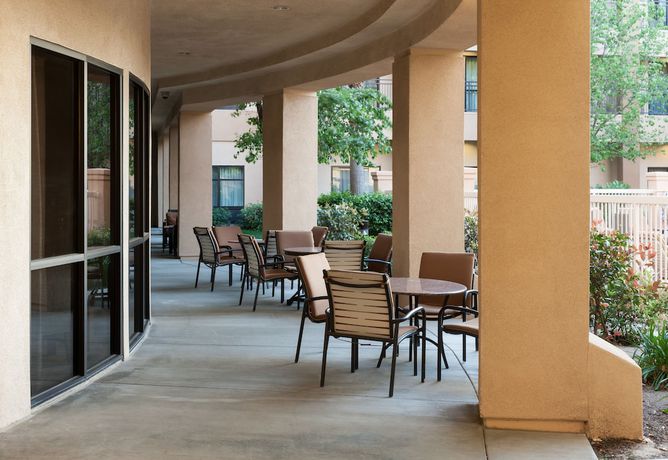 Imagen de los exteriores del Hotel Courtyard by Marriott Santa Clarita Valencia. Foto 7