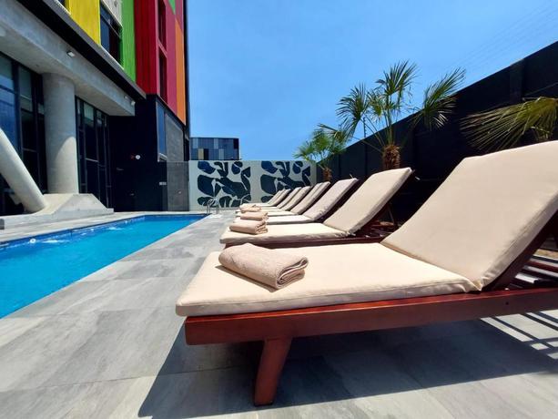 Imagen de la piscina del Hotel Courtyard by Marriott Santiago Airport. Foto 8