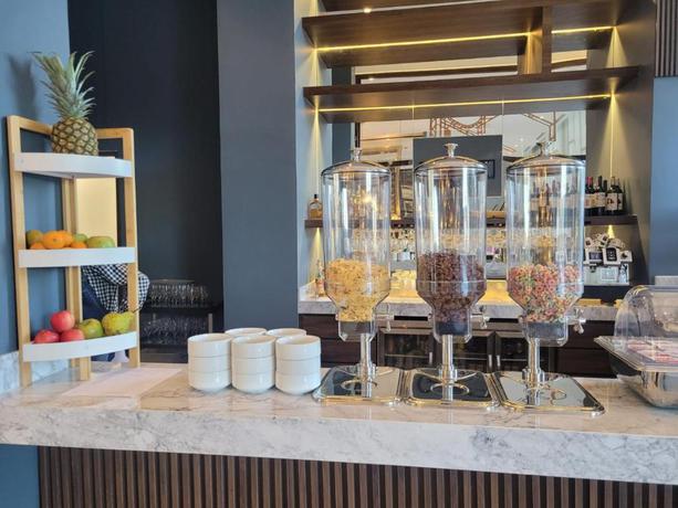 Imagen del bar/restaurante del Hotel Courtyard by Marriott Santiago Airport. Foto 4