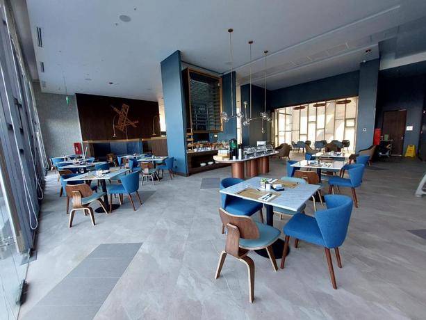 Imagen del bar/restaurante del Hotel Courtyard by Marriott Santiago Airport. Foto 5