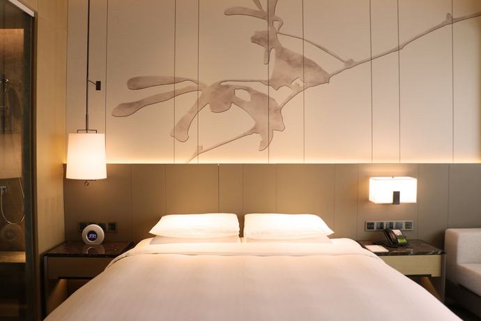 Imagen de la habitación del Hotel Courtyard by Marriott Shanghai Hongqiao. Foto 12