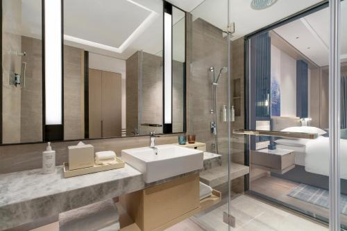 Imagen de la habitación del Hotel Courtyard by Marriott Shanwei Haifeng. Foto 16
