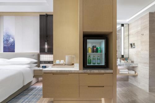 Imagen de la habitación del Hotel Courtyard by Marriott Shanwei Haifeng. Foto 17