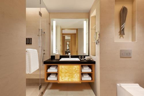 Imagen de la habitación del Hotel Courtyard by Marriott Shillong. Foto 19
