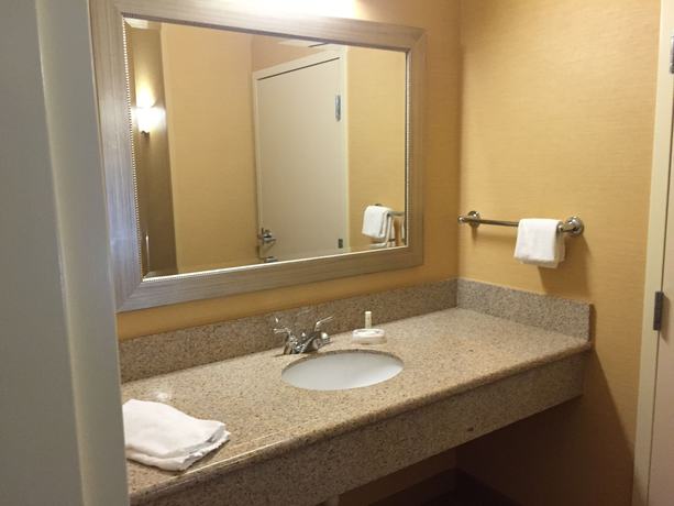 Imagen de la habitación del Hotel Courtyard by Marriott Ventura Simi Valley. Foto 7