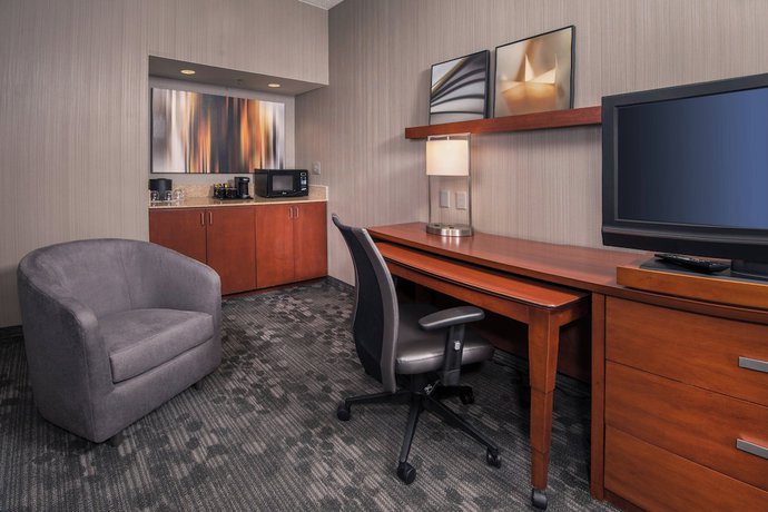 Imagen de la habitación del Hotel Courtyard by Marriott Washington Dulles Airport Chantilly. Foto 12