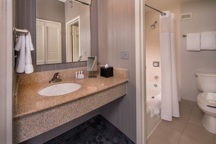 Imagen de la habitación del Hotel Courtyard by Marriott Washington Dulles Airport Chantilly. Foto 13