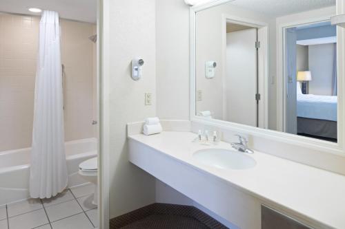 Imagen de la habitación del Hotel Courtyard by Marriott across Universal Orlando. Foto 13