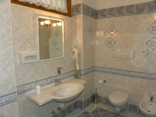 Imagen de la habitación del Hotel Cova, Pellizzano. Foto 7