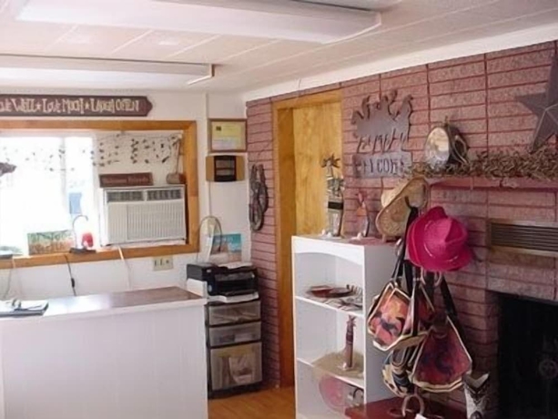 Imagen de los interiores del Hotel Cowboy Country Inn. Foto 16
