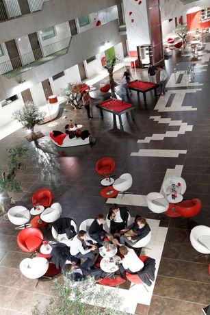 Imagen de los interiores del Hotel Cowool Cergy. Foto 14