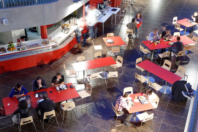 Imagen del bar/restaurante del Hotel Cowool Cergy. Foto 7