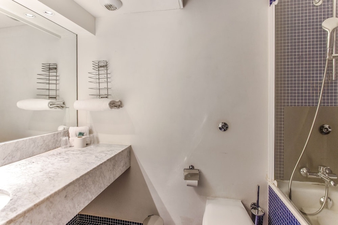 Imagen de la habitación del Hotel Cowool Grenoble. Foto 15