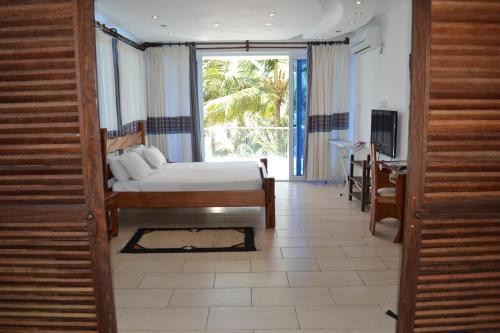 Imagen de la habitación del Hotel Cowrie Shell Beach Apartments. Foto 7