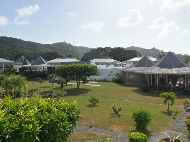 Imagen de los exteriores del Hotel Coyaba Beach Resort. Foto 9