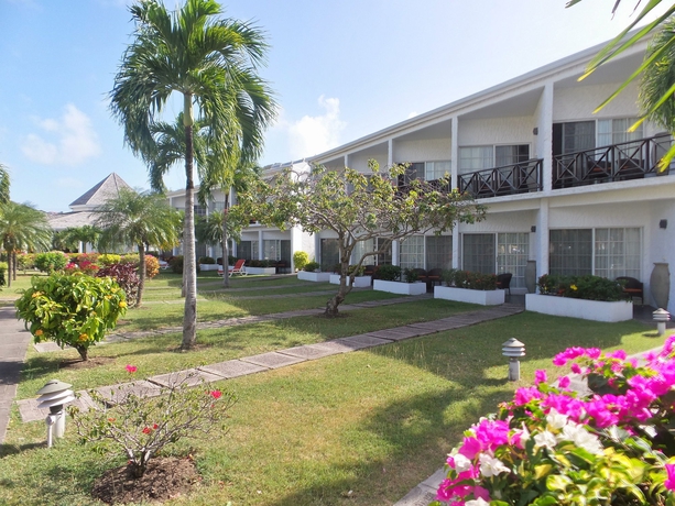 Imagen de los exteriores del Hotel Coyaba Beach Resort. Foto 10