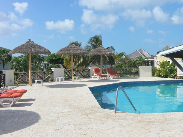 Imagen de la piscina del Hotel Coyaba Beach Resort. Foto 16