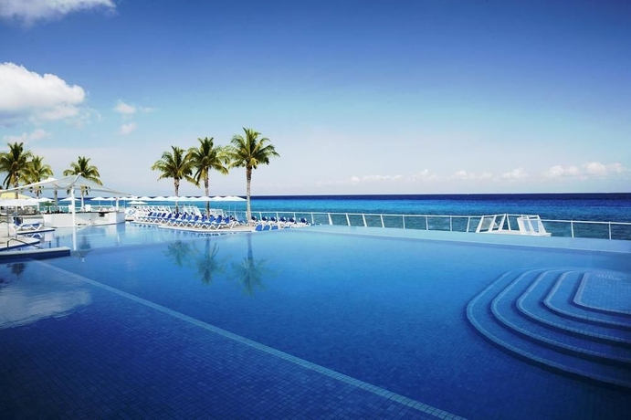Imagen de la piscina del Hotel Cozumel Palace All Inclusive. Foto 16
