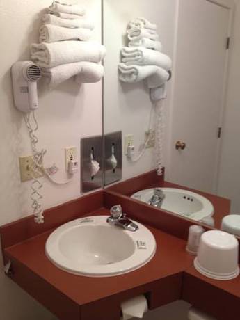 Imagen de la habitación del Hotel Cozy Cove Beachfront Resort Inn. Foto 4
