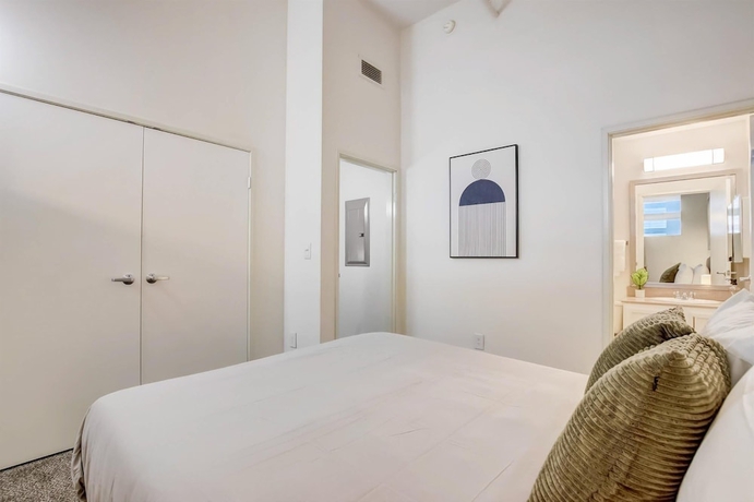 Imagen de la habitación del Hotel CozySuites The Block Skybridge Access. Foto 11