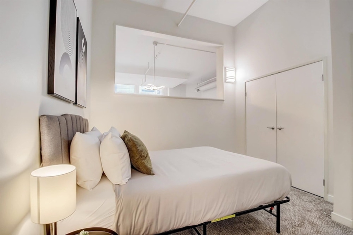 Imagen de la habitación del Hotel CozySuites The Block Skybridge Access. Foto 15