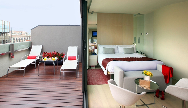 Imagen de la piscina del Hotel Cram. Foto 16