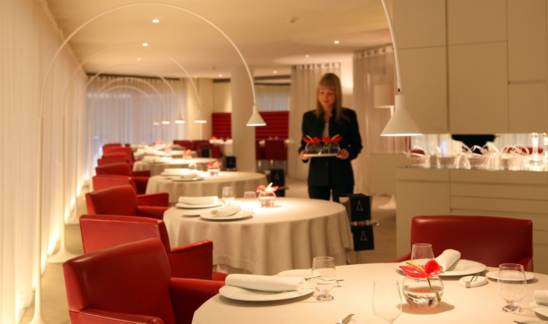 Imagen del bar/restaurante del Hotel Cram. Foto 3