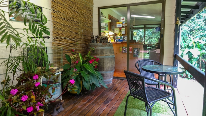 Imagen de los interiores del Hotel Crater Lakes Rainforest Cottages. Foto 19