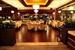 Imagen del bar/restaurante del Hotel Cratos Premium. Foto 2