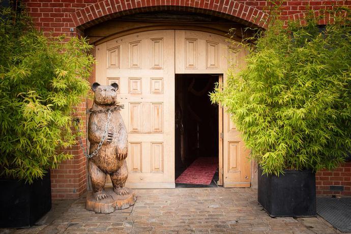 Imagen de los exteriores del Hotel Crazy Bear -beaconsfield. Foto 19