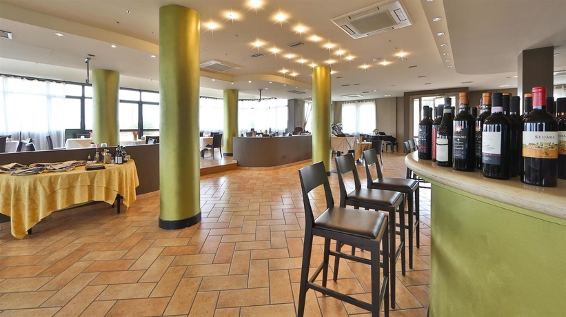 Imagen del bar/restaurante del Hotel Cremona Palace. Foto 3