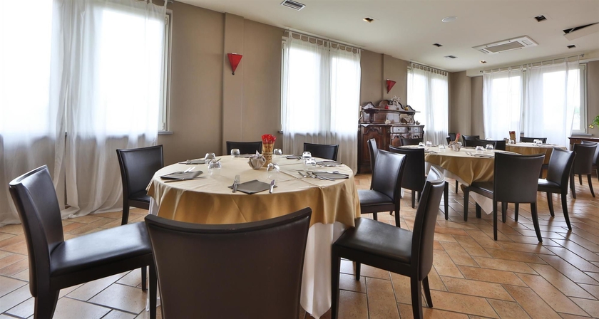 Imagen del bar/restaurante del Hotel Cremona Palace. Foto 5