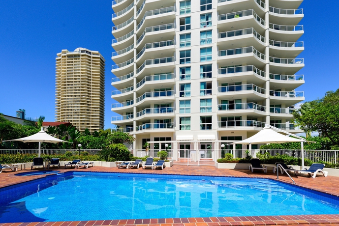Imagen de la piscina del Hotel Crest Apartments. Foto 16