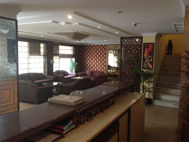 Imagen de los interiores del Hotel Crest Inn. Foto 4