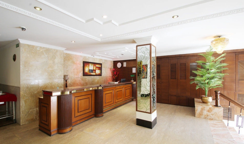 Imagen de los interiores del Hotel Crest Inn. Foto 10