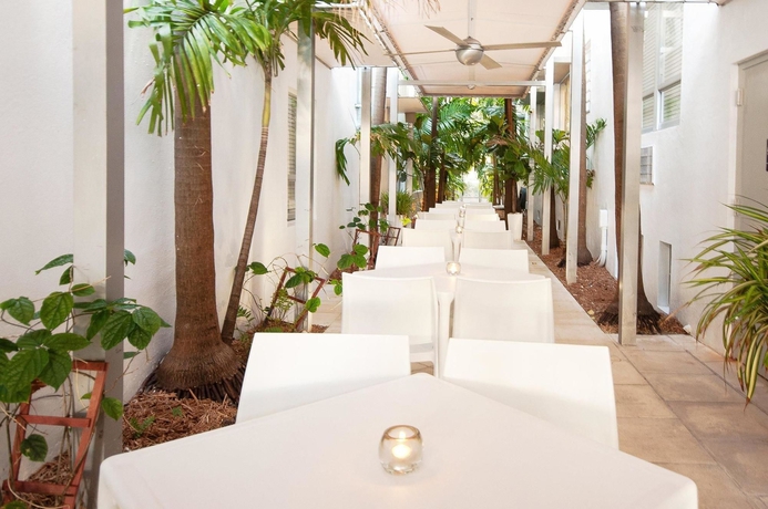 Imagen del bar/restaurante del Hotel Crest Suites. Foto 2